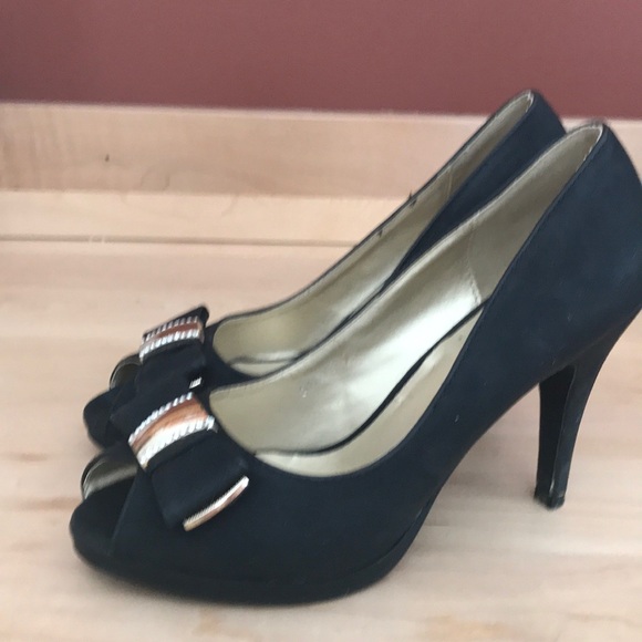 SALE 2 for $20 ๐ฅ peep toe, bow/metal & rhinestone - Picture 2 of 7